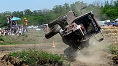 Traktor haut es aus der Bahn