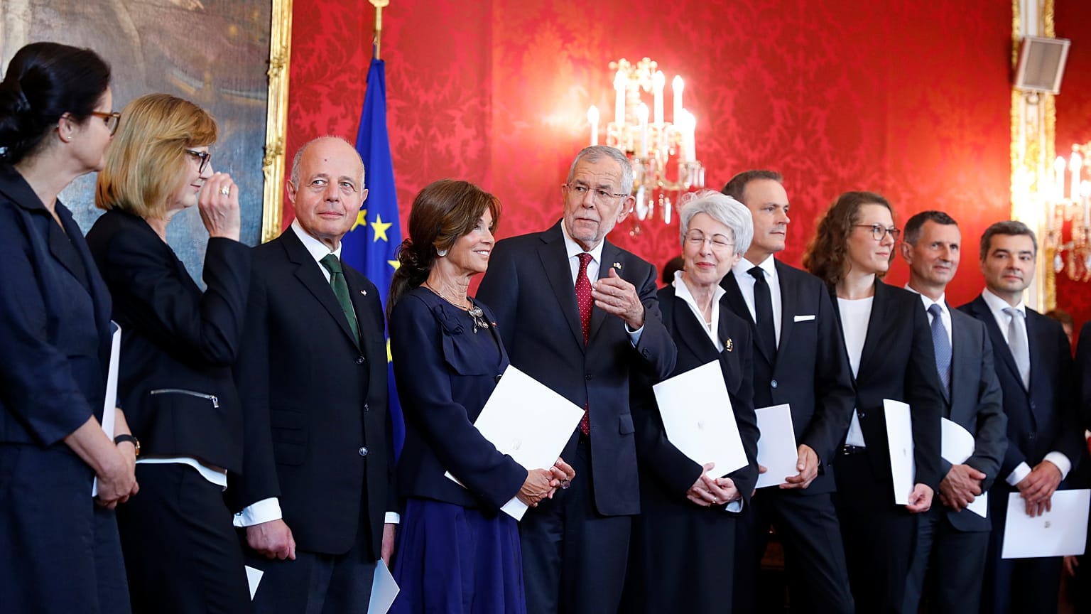 6 Frauen, 6 Männer: Expertenregierung in Wien vereidigt 