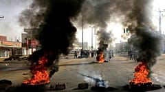 احتجاجات في السودان تطالب الجيش بتسليم السلطة لقوى مدنية