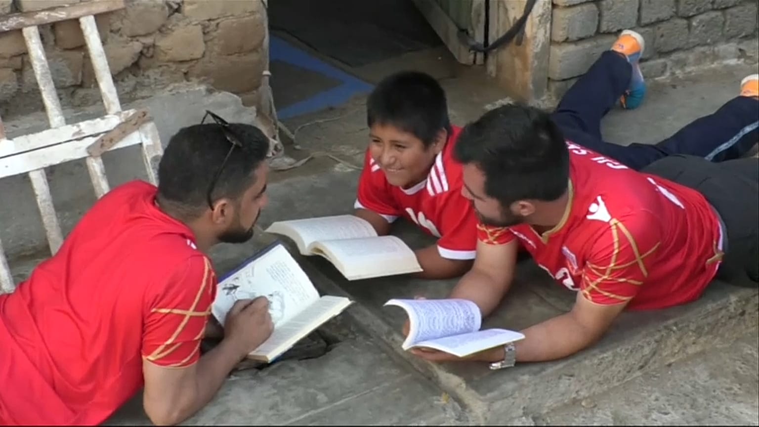 رجل الأعمال البحريني مع أنغولو