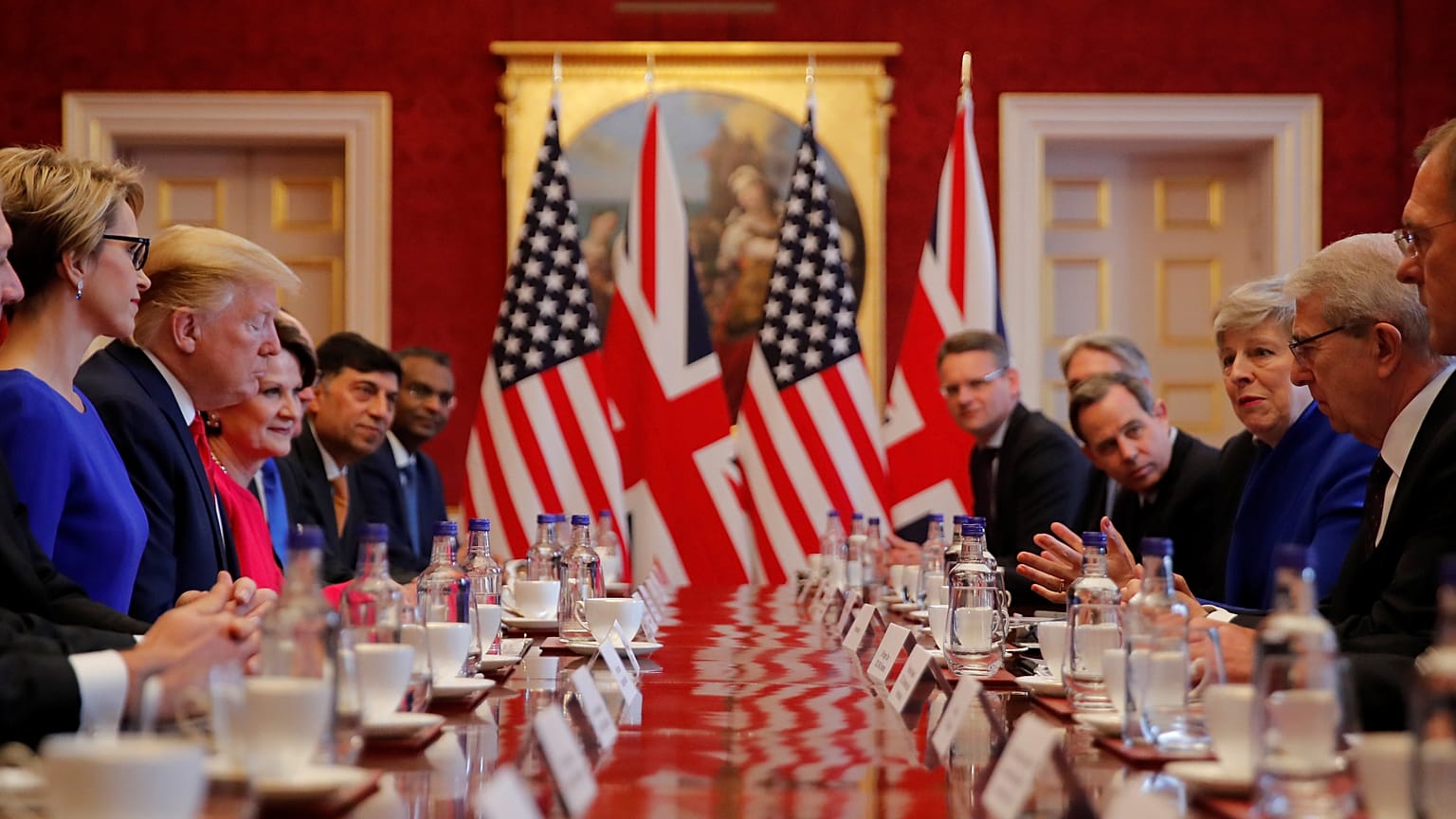 Trump'tan Theresa May'e tavsiye: Yerinde olsam AB'ye dava açardım