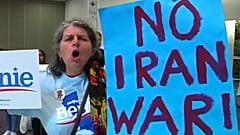 پلاکاردهای «نه به جنگ با ایران» در کارزار انتخاباتی سندرز 