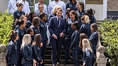 "Coach Macron" et ses conseils aux Bleues