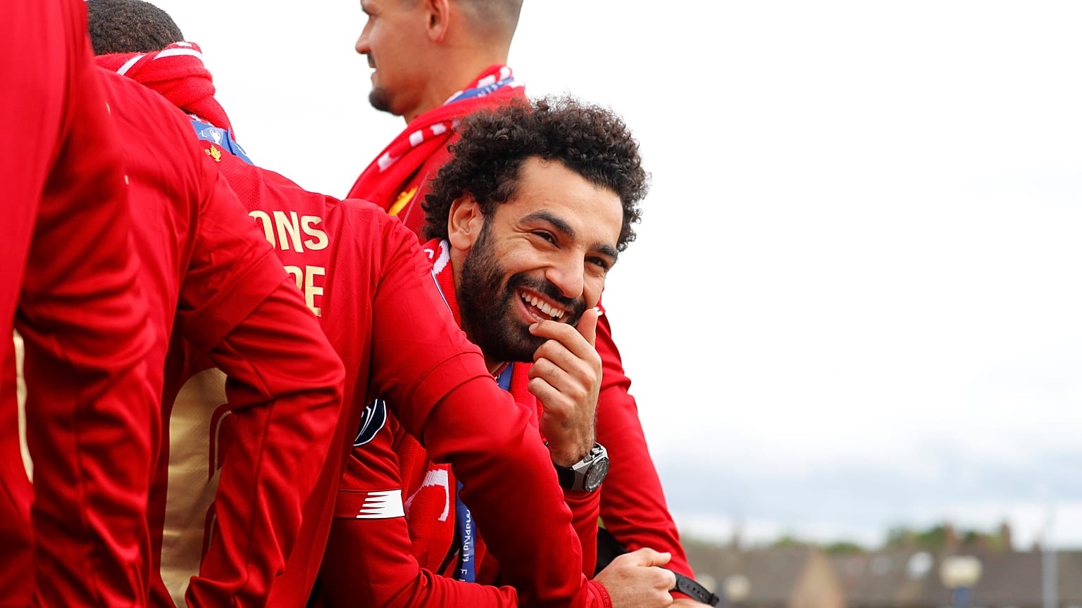 شاهد: موقف غريب لمحمد صلاح مع مذيعة ظن أنها تريد تقبيله 