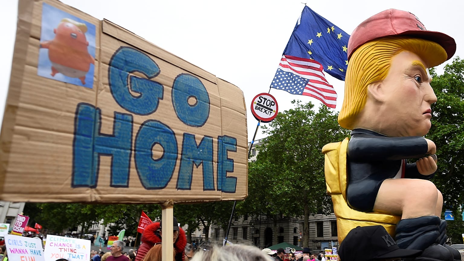 Londra'da Trump protestosu: Bu kez klozete oturan Trump maketi yaptılar