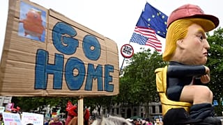 Londra'da Trump protestosu: Bu kez klozete oturan Trump maketi yaptılar