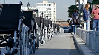 ΑμεΑ τα αμαξίδια τους στην λεωφόρο Νίκης σε ένδειξη διαμαρτυρίας