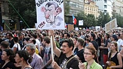 Prag: Zehntausende protestieren gegen Regierungschef Babis