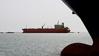 سفينة بالقرب من ميناء الحديدة