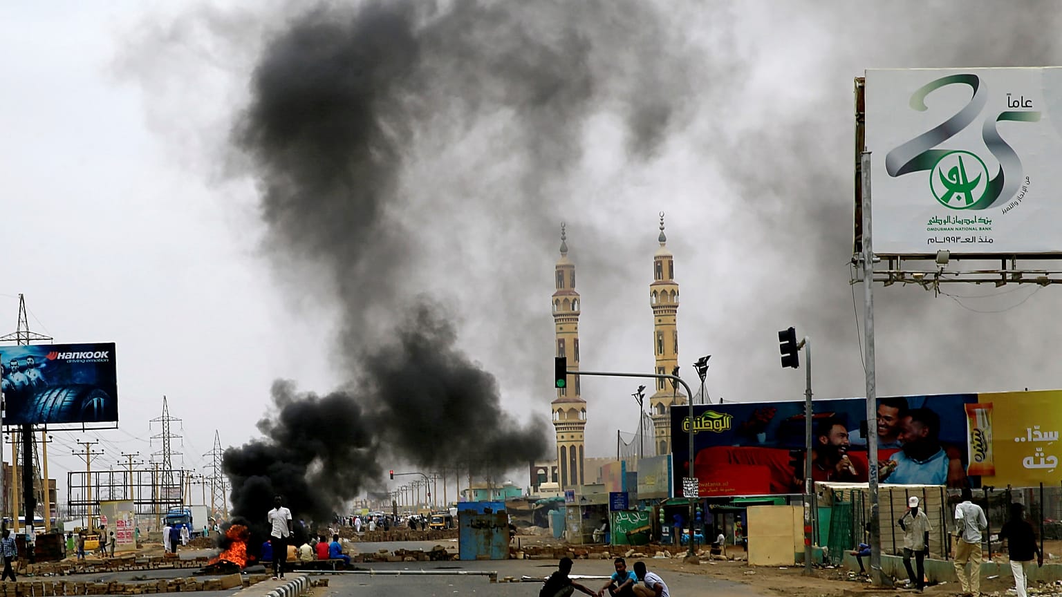 متظاهرون سودانيون يحرقون إطارات مطالبة برحيل المجلس العسكري