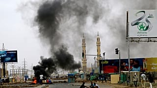 متظاهرون سودانيون يحرقون إطارات مطالبة برحيل المجلس العسكري
