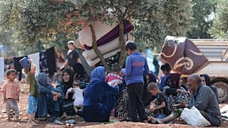 آوارگی هزاران سوری به دلیل آتش زدن مزارعشان توسط شورشیان