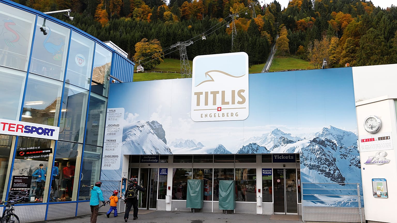 At least five people injured in Swiss gondola accident