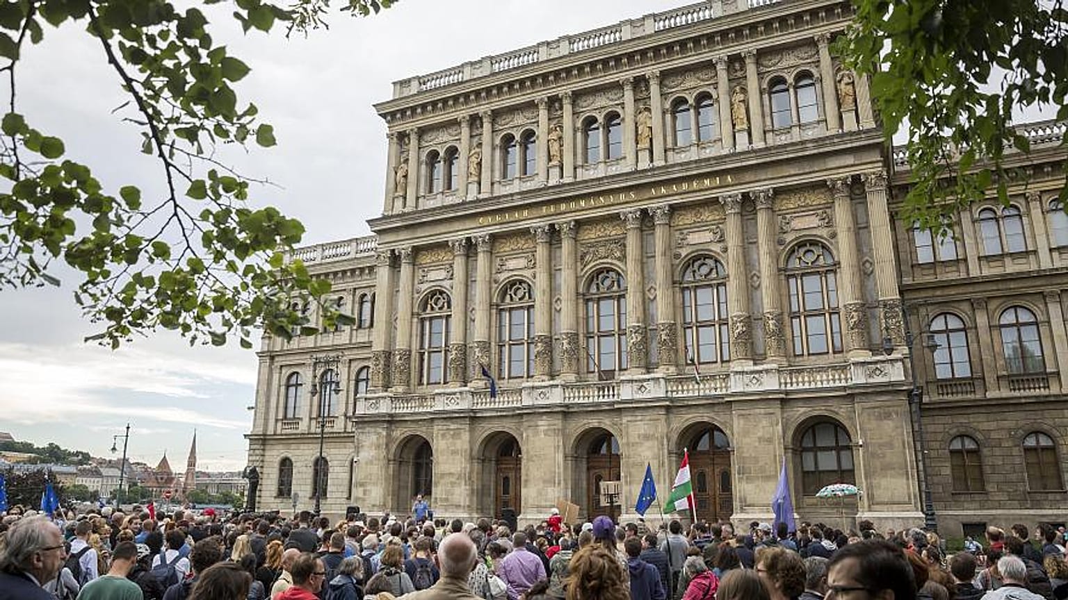 Benyújtották a törvényjavaslatot, elveszik a kutatóintézeteket az MTA-tól