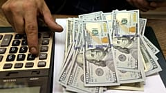 فراز و فرود نرخ دلار از سکه طلا پیشی گرفت