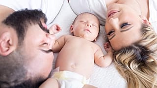 Uno studio dimostra come la salute delle neo-mamme sia migliore quando il papà è a casa in congedo