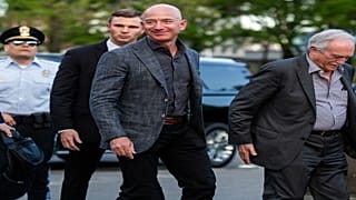 جيف بيزوس يصل الى متحف تمثال الحرية في نيويورك منتصف الشهر الماضي
