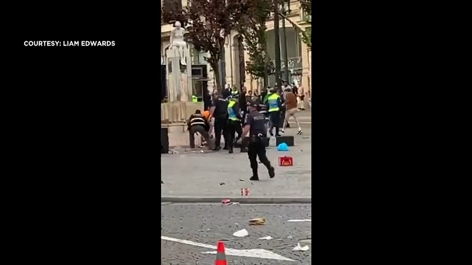 صورة من المواجهات في بورتو بين مشجعين إنجليز والشرطة البرتغالية