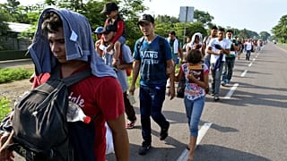 Messico ferma 420 migranti diretti negli Usa, Trump insiste sui dazi