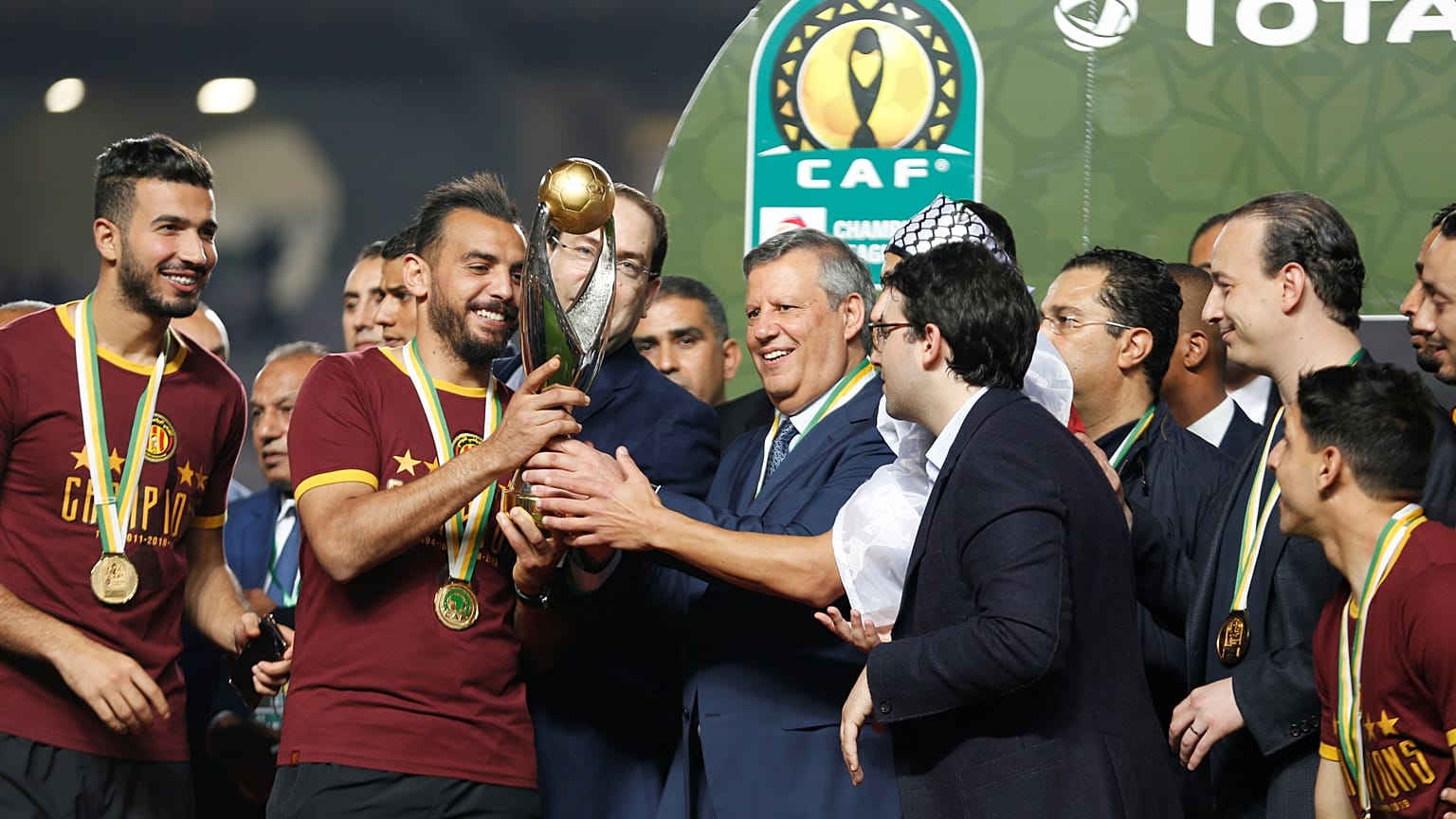 لاعبي الترجي التونسي خلال تسلمهم لكأس دورى أبطال إفريقيا في مبارة الإياب