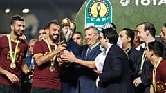 لاعبي الترجي التونسي خلال تسلمهم لكأس دورى أبطال إفريقيا في مبارة الإياب