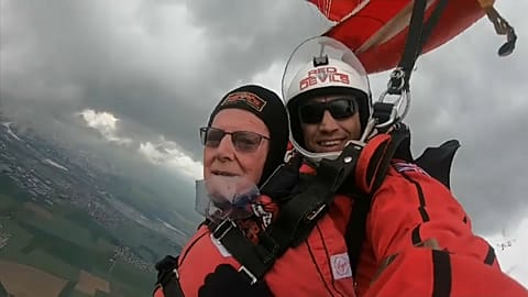 Fallschirmsprung die 2te: D-Day-Veteranen stürzen sich erneut in die Tiefe