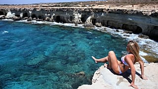 Η θάλασσα στο Κάβο Γκρέκο μεταξύ Αγίας Νάπα και Πρωταρά στην Κύπρο