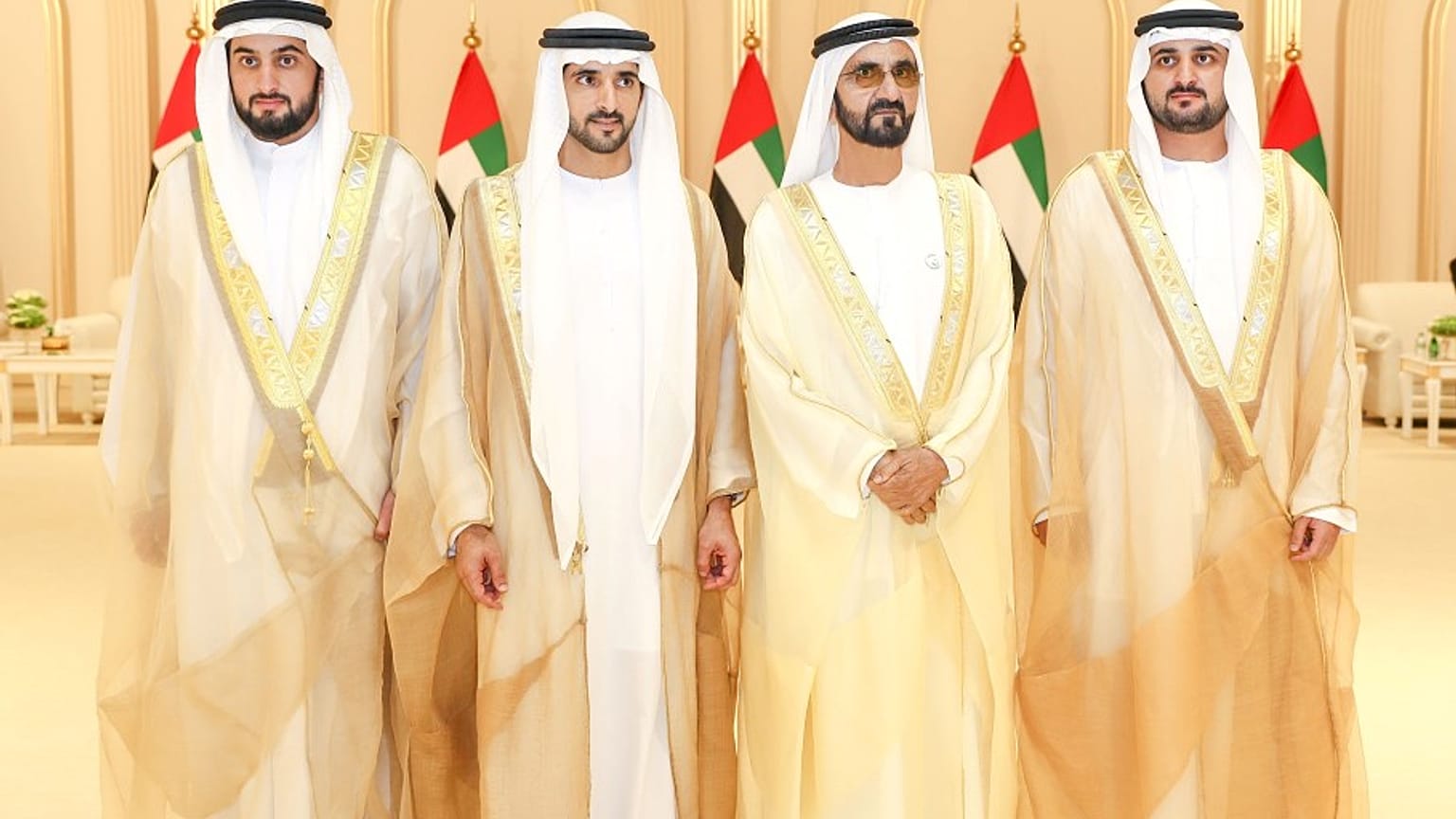الشيخ محمد بن راشد مع ابنائه