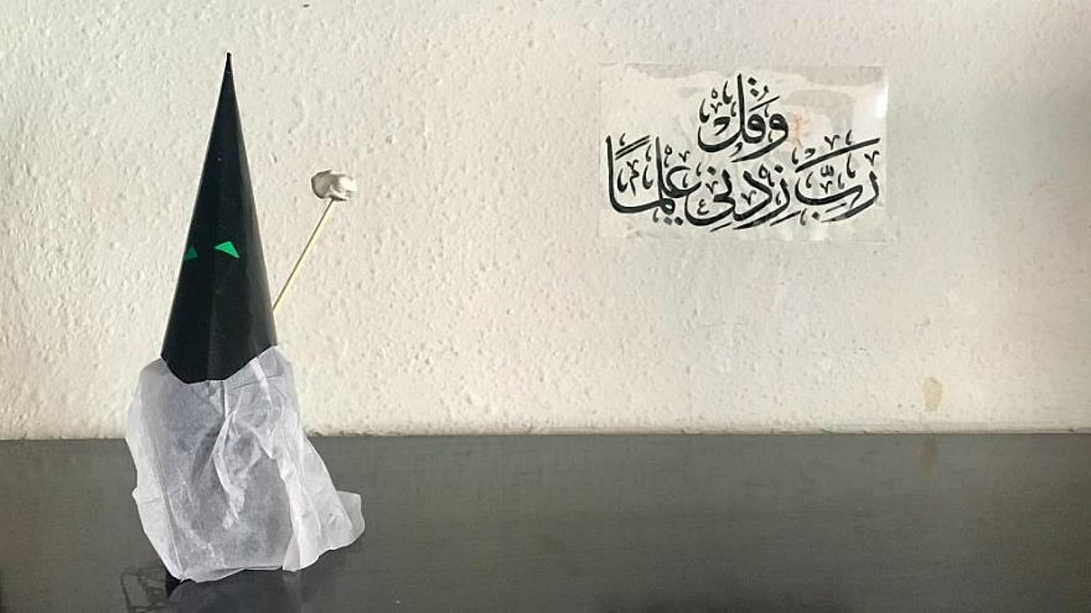 كيف يمارس لاجئ سوري مسلم عبادته وهو يعيش في "موطن" الخنازير بإسبانيا ؟