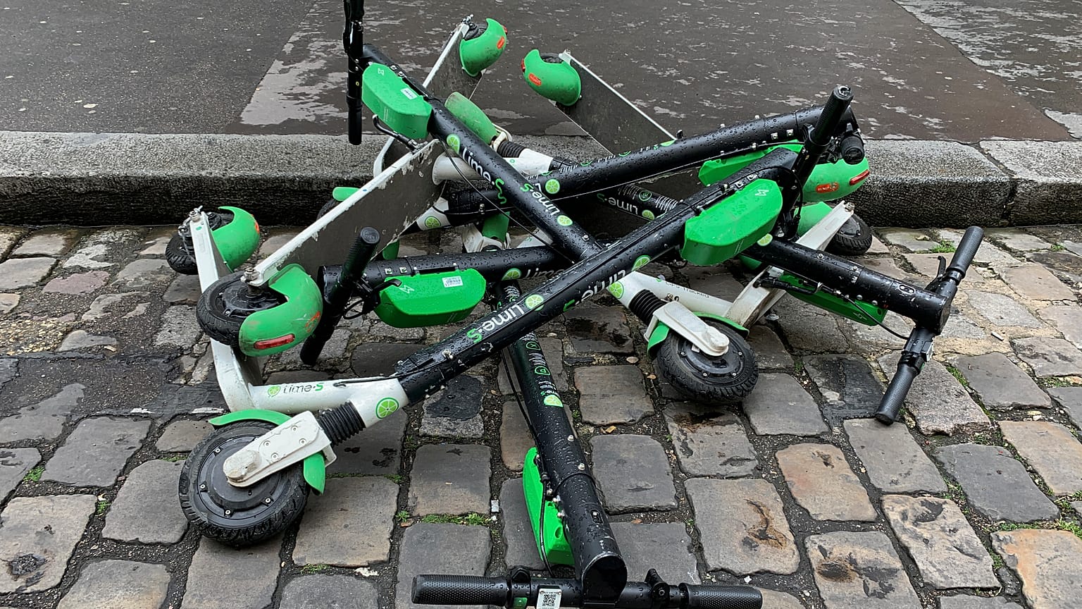 Paris vai proibir estacionamento de trotinetes nos passeios