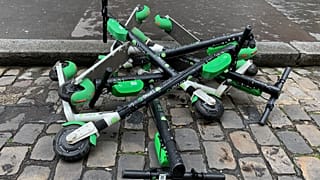 Paris vai proibir estacionamento de trotinetes nos passeios