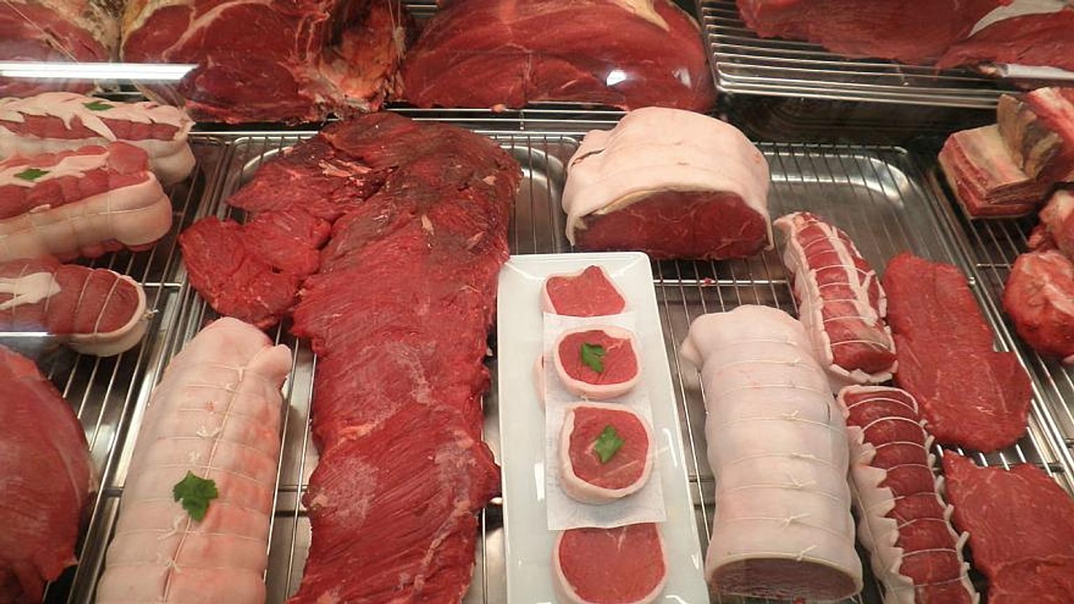 فضيحةٌ ضحيتها الفقراء.. منظمات خيرية فرنسية تقدم لحوما مغشوشة لمن جار عليهم الزمن
