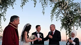 Ο Ερντογάν μάρτυρας στον γάμο του Οζίλ