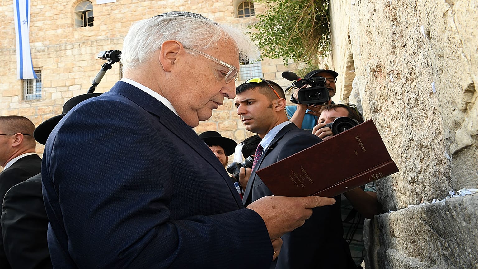 السفير الأمريكي ديفيد فريدمان يصلي أمام الحائط الغربي في القدس 15-05-2017