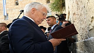 السفير الأمريكي ديفيد فريدمان يصلي أمام الحائط الغربي في القدس 15-05-2017