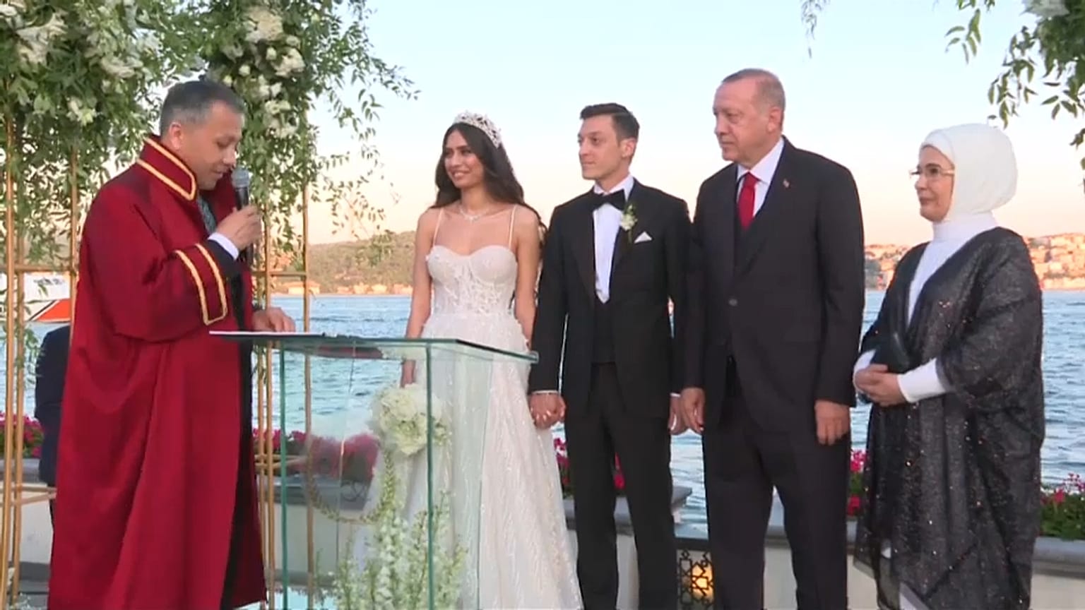 Erdogan presiden la boda de Özil 