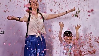 Isparta'da Gül Festivali: Turistlere çiçek yağdı