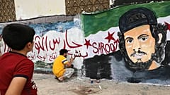 عبد الباسط الساروت "حارس الثورة" في سوريا على جدار ببلدة بنيش في إدلب