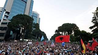 أنصار المعارضة الألبانية يطالبون بتنحي رئيس الوزراء ادي راما 