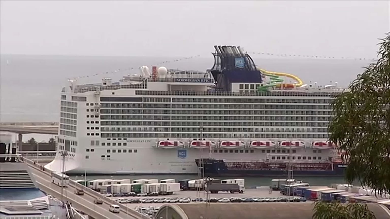 Se busca a una mujer que cayó al agua desde un crucero
