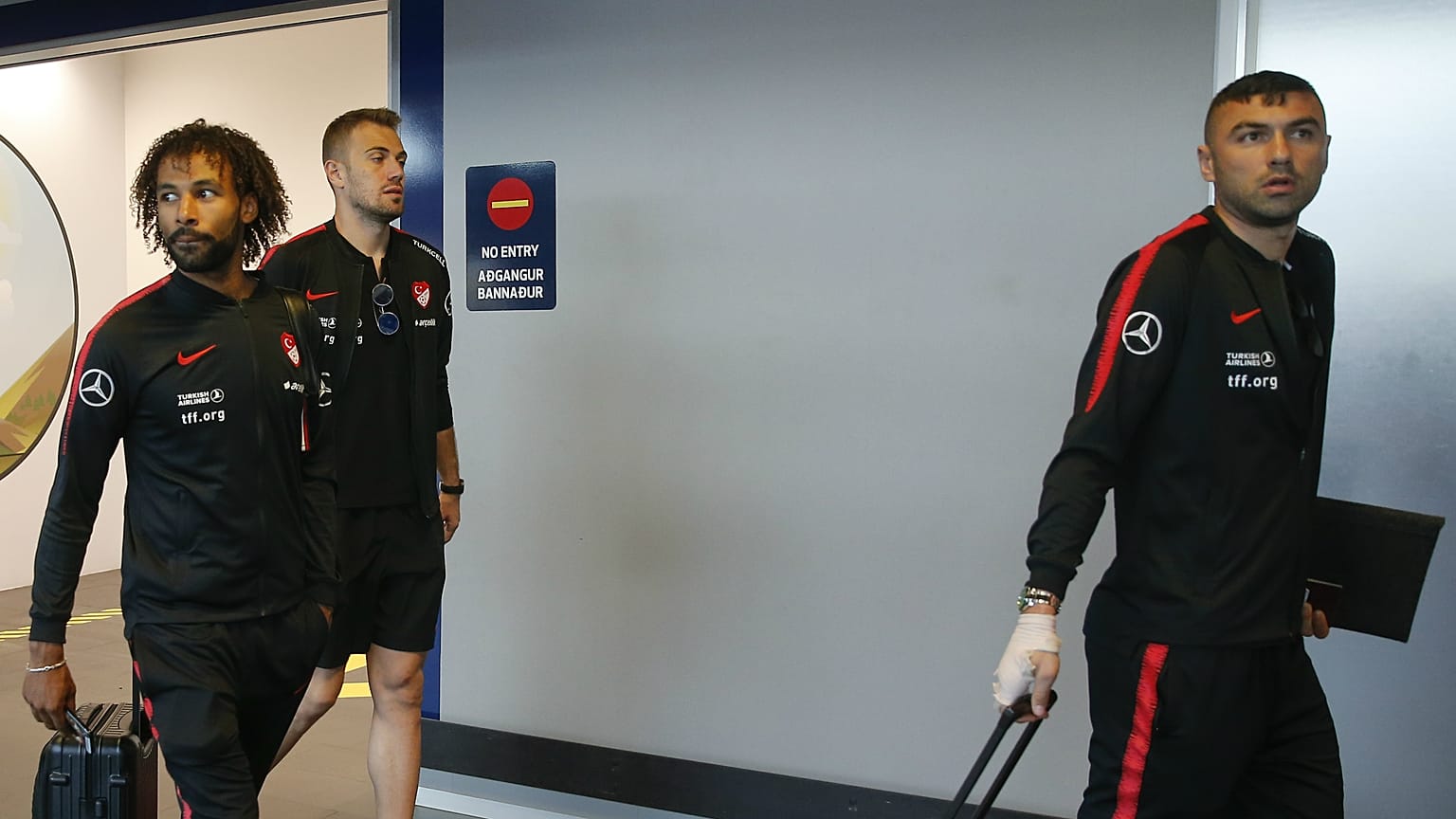 Video: Türk milli takımı kafilesi İzlanda'da gümrükte 2 saat bekletildi