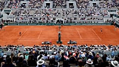 Fransa Tenis Federasyonu Roland Garros'ta boş kalan koltukları 'çalışanlarla doldurdu'