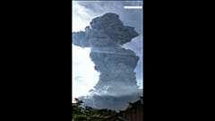 Indonesien: Vulkan Sinabung stößt Asche aus 