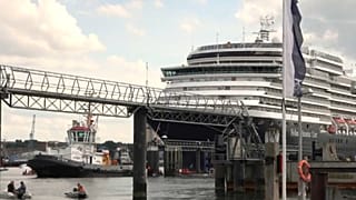 "Smash Cruiseshit": Aktivisten hindern Kreuzfahrtschiff am Ablegen