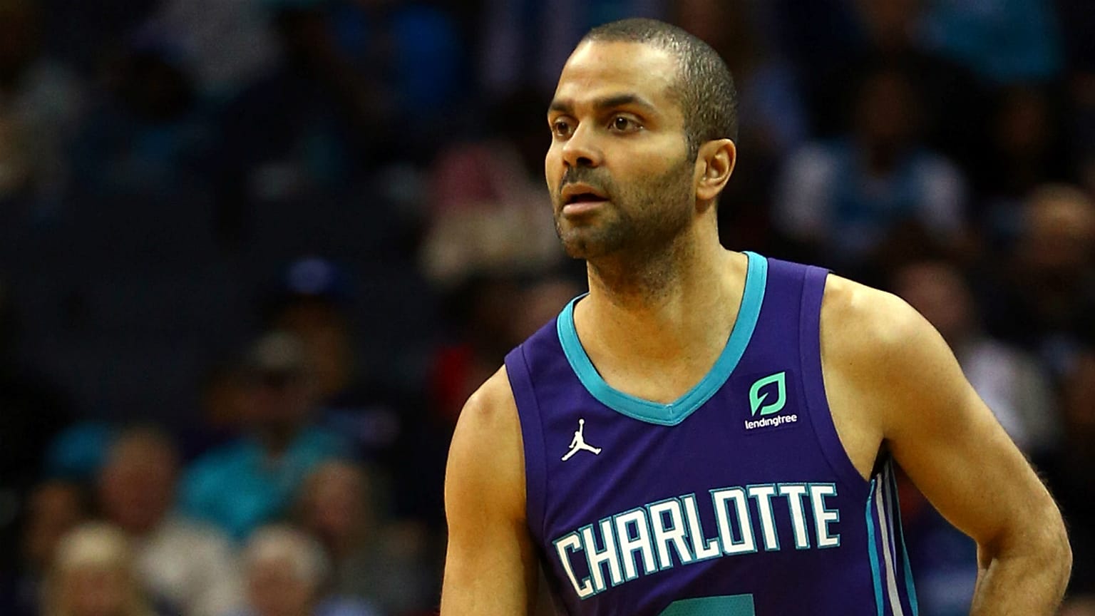 Tony Parker "pendura" as botas após um ano nos Charlotte Hornets