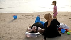 عائلة على أحد الشواطئ في تل أبيب (صورة من الأرشيف) 