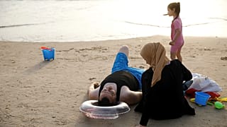 عائلة على أحد الشواطئ في تل أبيب (صورة من الأرشيف) 