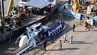 Operação de retirada do barco naufragado no Rio Danúbio