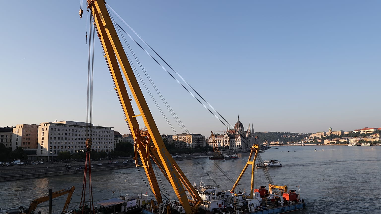 Estratti 4 cadaveri dalla nave ripescata nel Danubio 
