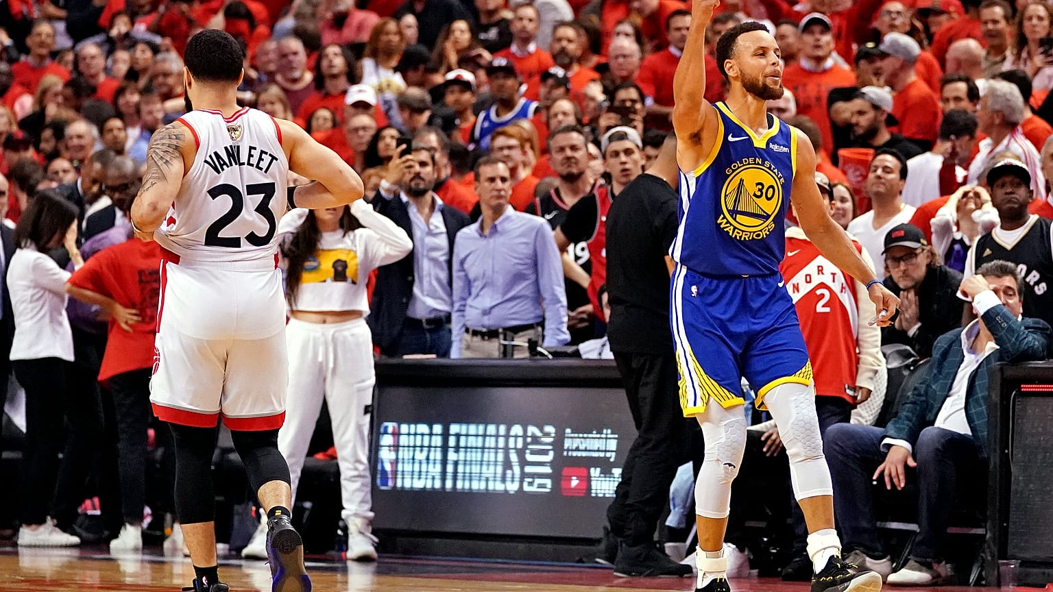 Stephen Curry célèbre la victoire des Warriors sur Toronto 